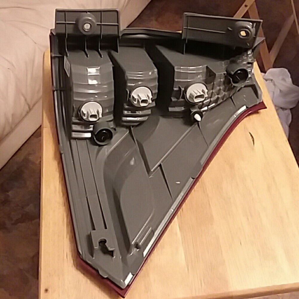Back tail light - Picture 2 of 3